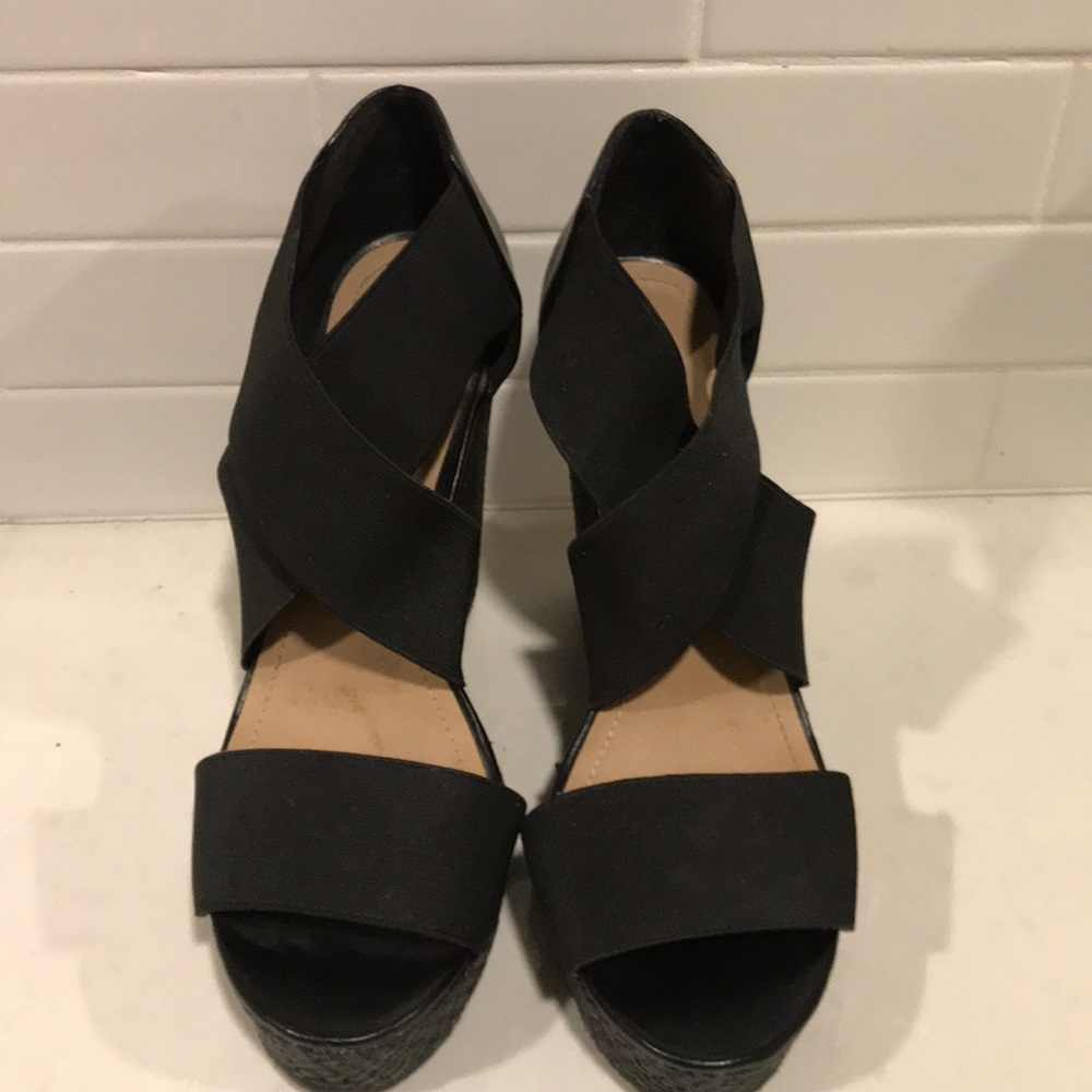 Size 7 Steve Madden black wedges!